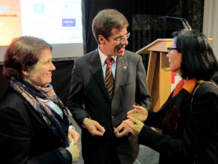 Melanie Walter, Eckhard Forst und Regine Kramarek im Gespräch