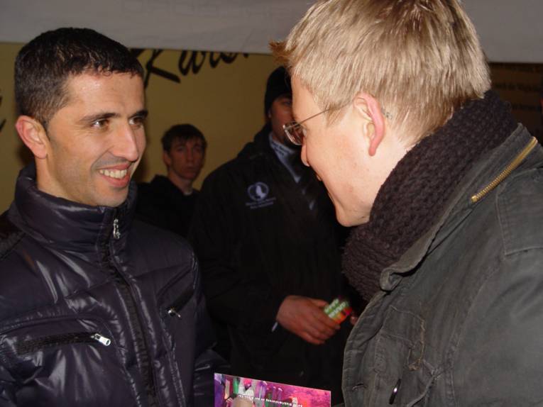 Hannover 96-Profi Altin Lala verteilt die Postkarte an Diskobesucher