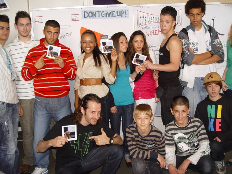 Schülerinnen und Schüler, die an dem Projekt Schule ohne Rassismus – Schule mit Courage teilnehmen, präsentieren eine von ihnen selbst produzierte CD.