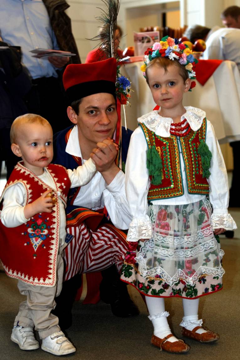 Bild von zwei sehr jungen Kindern der Kinderfolkloregruppe Laikonik Hannover in bunten Trachten