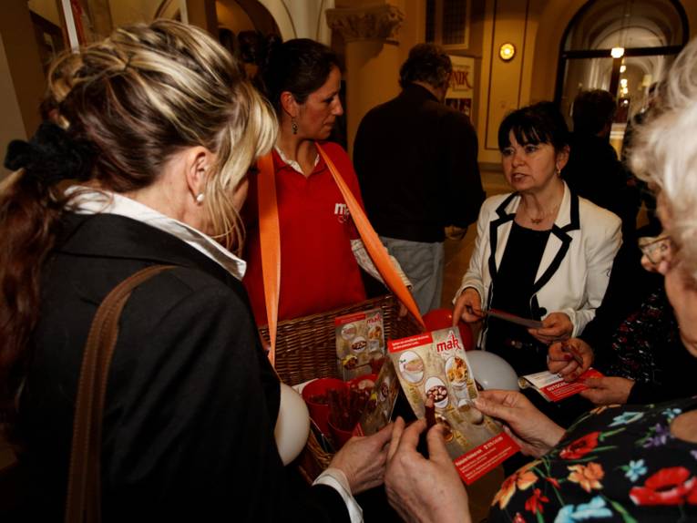 Zwei Vertreterinnen eines Fachgeschäftes für polnische Lebensmittel sprechen mit Besucherinnen.