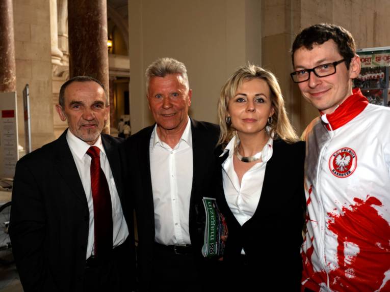Gruppenbild mit Edward Kowalczuk sowie zwei Männern und einer Frau vom Polonia Sportklub