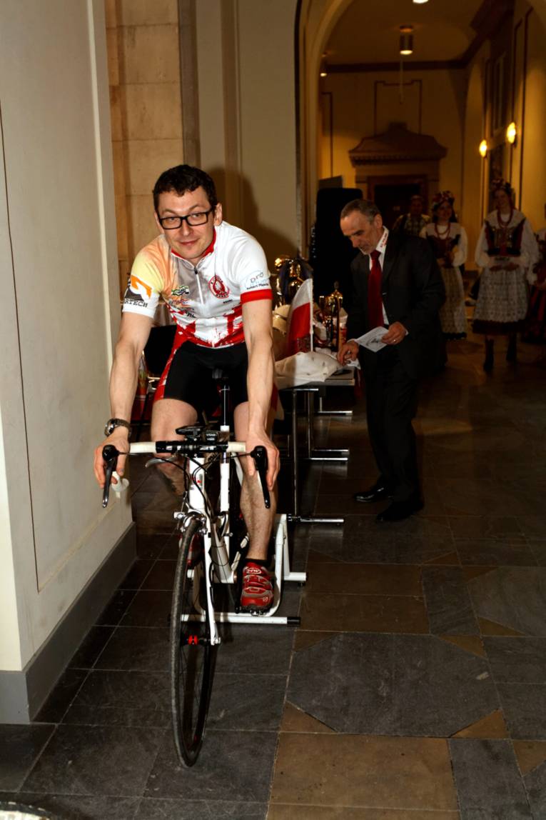 Ein Radsportler im Trikot fährt auf einem Standfahrrad auf der Galerie vor dem Hodlersaal.