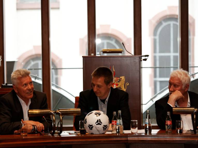 Edward Kowalczuk von Hannover 96, der Moderator Daniel Wunderer und Olympiasieger Władysław Kozakiewicz sitzen zusammen am Tisch