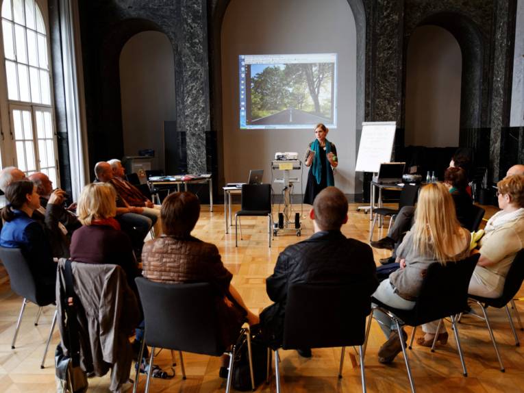 Die Teilnehmer/innen des Interkulturellen Workshops „Typisch polnisch? Typisch deutsch?“ blicken auf eine Beamer-Präsentation.