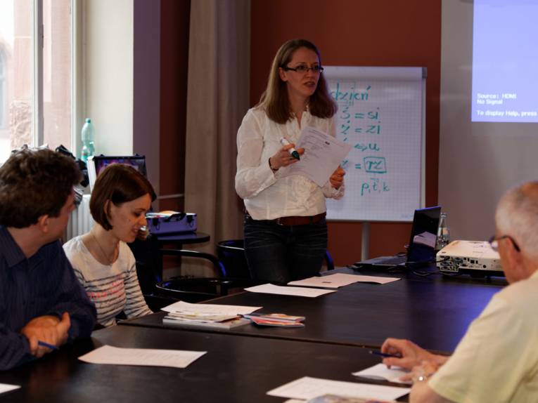 Die Dozentin Anna Hartmann erklärt im Workshop »Polnisch für Anfänger« die polnische Phonetik.