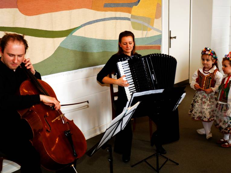 Grzegorz Krawczak (links) und Anastasiya Shkindzerava sorgten im Gobelinsaal mit Cello und Akkordeon für Musik.