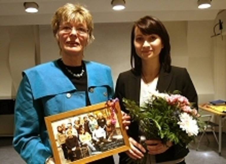 Die Dozentinnen Silke Hansen und Tanja Homenko bei der Zertifikatübergabe für den fünften Basislehrgang 2010