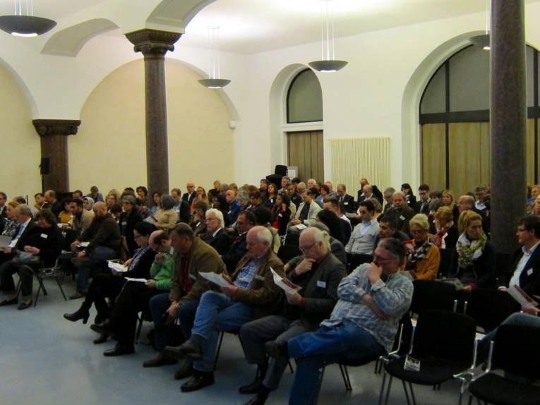 Etwa 120 Personen sitzen im Bürgersaal und hören die Begrüßungsrede von Oberbürgermeister Schostok
