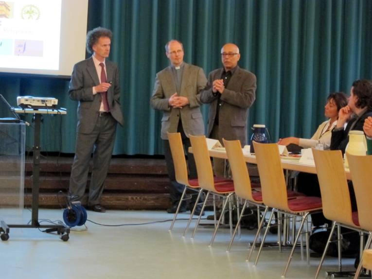 Foto von drei Vertretern des Hauses der Religionen. Von links: Wolfgang Reinboldt, Martin Tenge, Ali Faridi