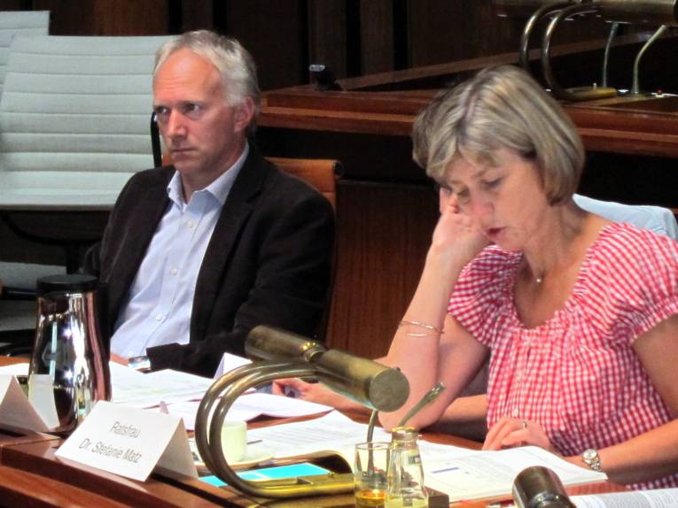Die Ratsmitglieder Thomas Klapproth und Dr. Stefanie Matz sitzend im Hodlersaal des Neuen Rathaus.