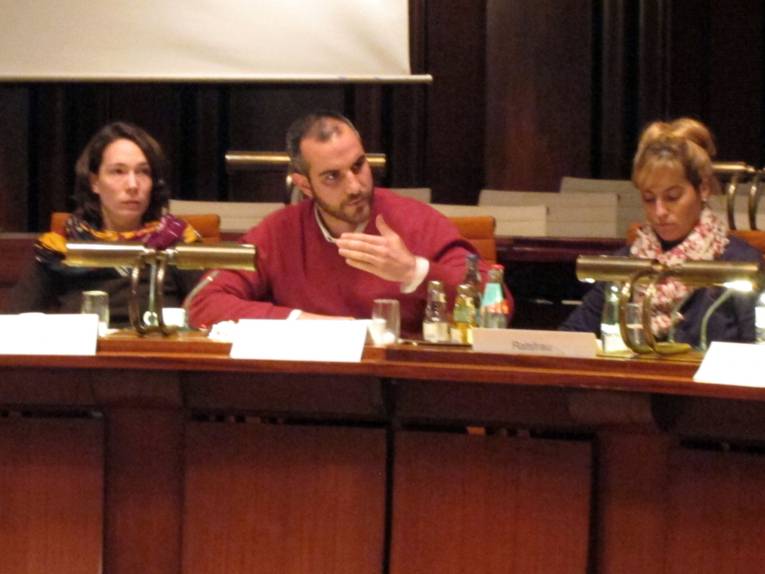 Drei Ratsmitglieder der grünen Fraktion in einer Sitzreihe im Hodlersaal:(Von links nach rechts) Freya Markowis, Belit Onay, Selin Arikoğlu. Belit Onay spricht.