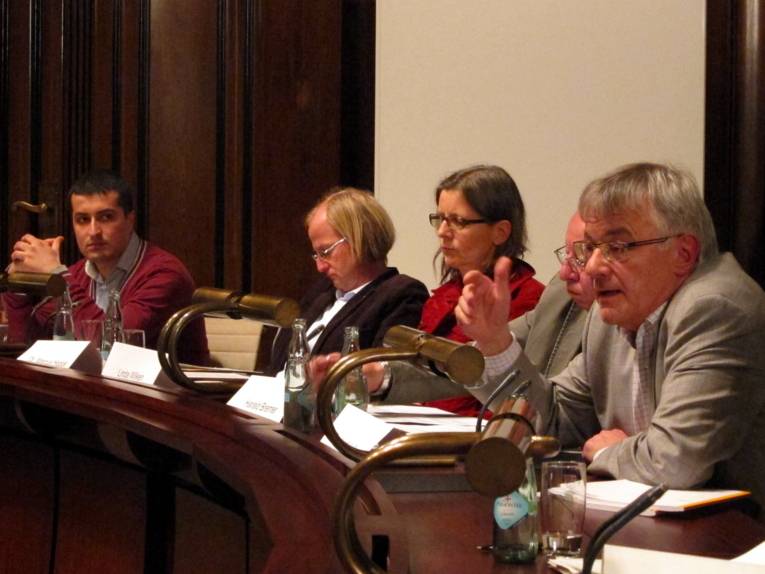 Von links nach rechts die eingeladenen Expert/innen: Petjon Mata, Dr. Marcus Hoppe, Linda Wilken, Harald Bremer und Eberhard Hoffmann.