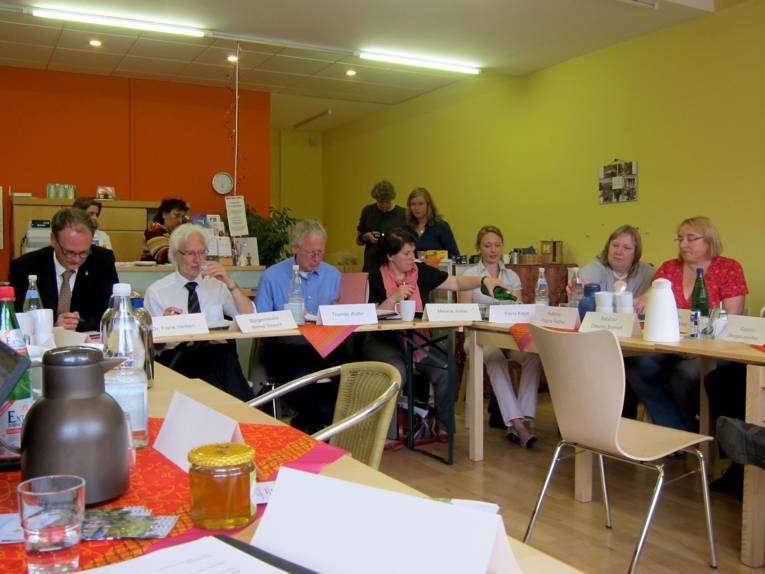 Bilder von der Sitzung des Internationalen Ausschusses in den Internationalen Gärten am 5. Juli 2012