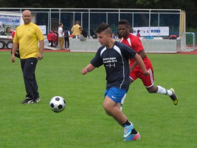 Zwei Spieler kämpfen um den Ball.