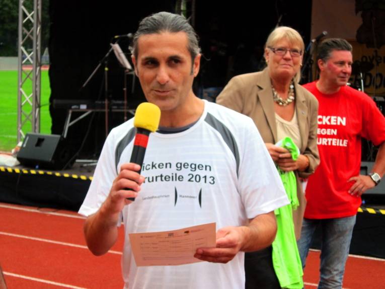 Hasan Yilmaz (Sport- und Eventmanagement der LHH) erklärt den Turnierplan.