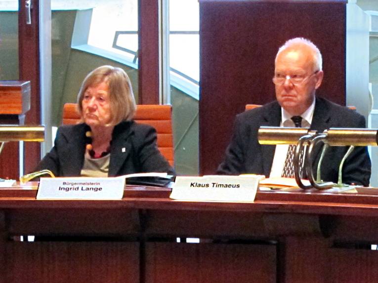 Bürgermeisterin Ingrid Lange und Klaus Timaeus, Leiter des Büros Oberbürgemeister, in der Sitzung des Migrationsausschuss am 13.10.2011