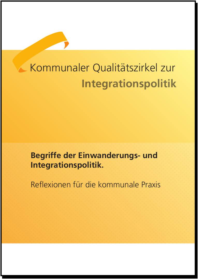 Screenshot der Titelseite der Handreichung, auf der oben der Name des Herausgebers steht: "Kommunaler Qualit&auml;tszirkel zur Integrationspolitik" . Unten steht der Titel: "Einwanderungs- und Integrationspolitik. Reflexionen f&uuml;r die kommunale Praxis".