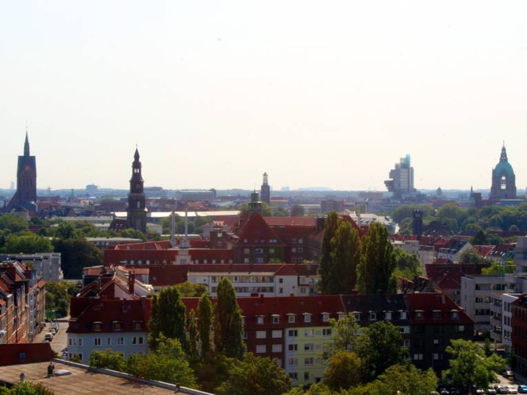 Blick aus einem oberen Stockwerk des Ihme-Zentrums auf die Skyline Hannovers. Zu Erkennen sind das Faust-Gelände, die Marktkirche und das Neue Rathaus.