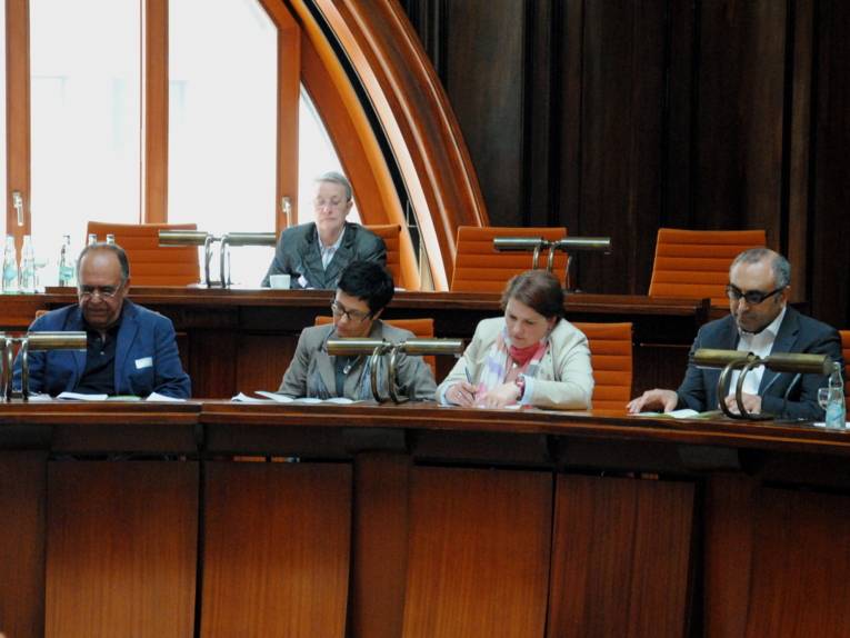 Foto von Habib Eslami (amfn), Dorota Szymanska (Koordinierungsstelle Integration Region Hannover), Melanie Walter, Sachgebietsleiterin „Integration, Politik und Verbände“, Dr. Dursun Tan, Niedersächsische Staatskanzlei. Obere Reihe: Prof. em. Dr.Ursula Boos-Nünning im Hodlersaal.