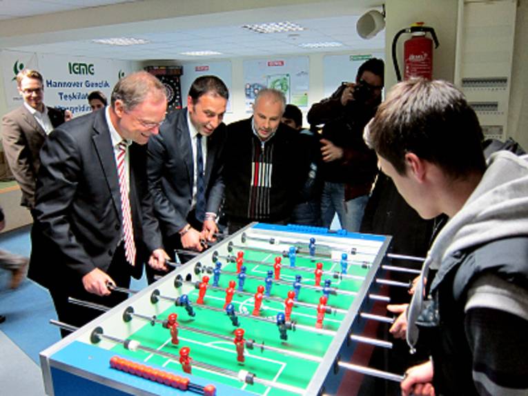 Im Jugendraum probierte der OB den Krökeltisch aus