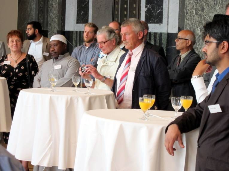 Circa zehn Personen während der Rede von Bürgermeister Bernd Strauch.