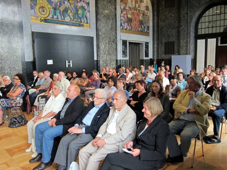 Blick auf die Zuhörer/innen. Vordere Reihe (v.r.): Ingrid Lange und die Holocaustüberlebenden Salomon Finkelstein Henry Korman (Mitte)