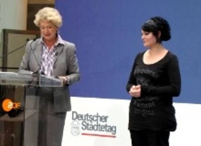 Preisträgerin Lisa Gabriel mit der Frankfurter Oberbürgermeisterin Roth, die die Laudatio hielt