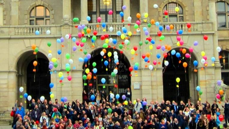 Zum großen Finale ließen die Schüler/innen vor dem Neuen Rathaus je einen Ballon mit einer Postkarte steigen.