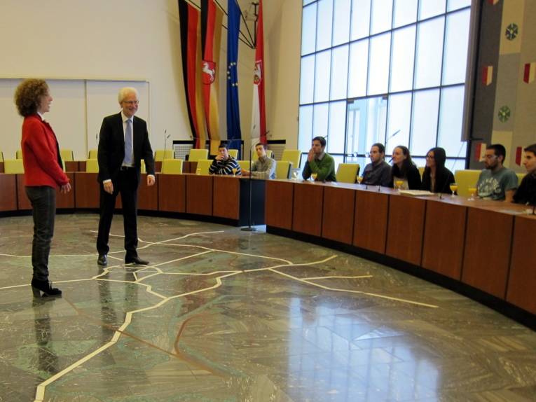 Bürgermeister Bernd Strauch und Dolmetscherin begrüßen die Schüler/innen und Betreuer/innen