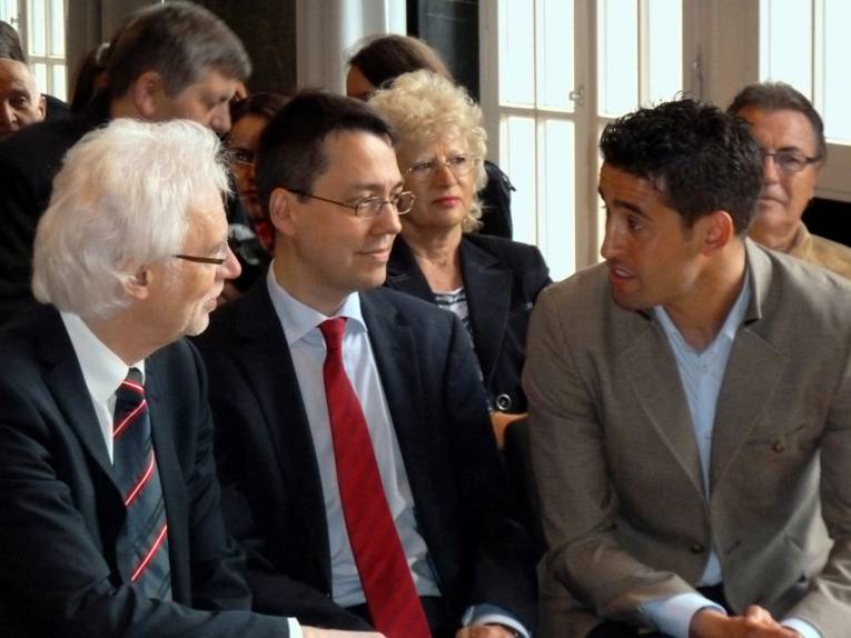 V.l.: Bürgermeister Bernd Strauch, Ordnungs- und Finanzdezernent Dr. Mark Hansmann, Karim Haggui (Abwehrspieler bei Hannover 96)