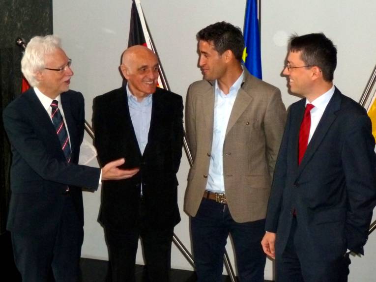 V.l.: Bürgermeister Bernd Strauch, Martin Kind (Präsident von Hannover 96), Karim Haggui (Abwehrspieler), Ordnungs- und Finanzdezernent Dr. Mark Hansmann
