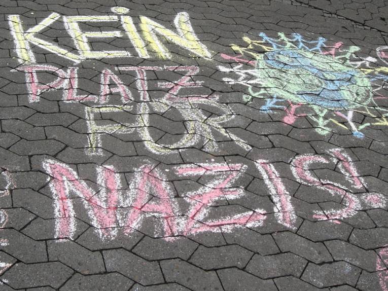Mit bunter Kreide wurde der Spruch "Kein Platz für Nazis" auf das Pflaster am Zentralen Busbahnhof gemalt