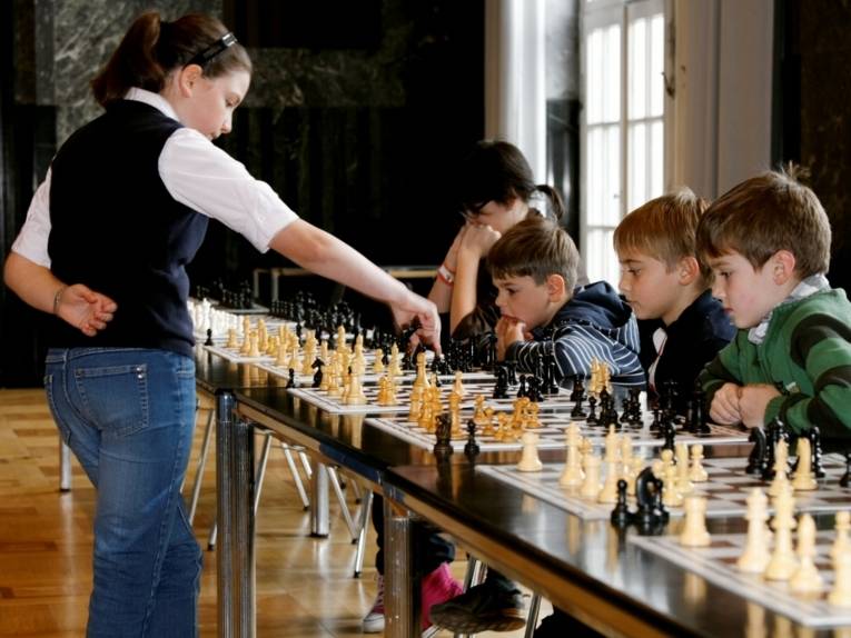 Einige jüngere Gäste bei der Erprobung ihrer Schach-Fähigkeiten