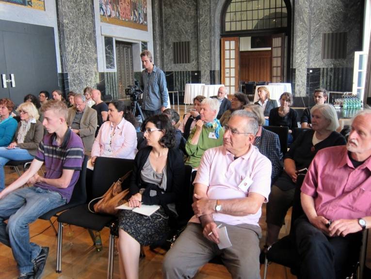 Blick ins Publikum während der Bekanntgabe des Themas für die neue Ausschreibung des Gesellschaftsfonds Zusammenleben