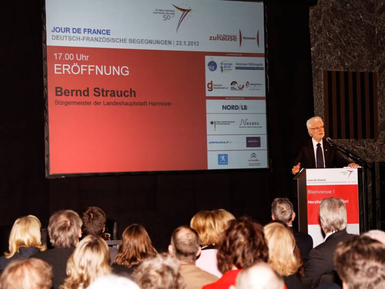 Hannovers Bürgermeister Bernd Strauch auf dem Podium, vor ihm einige Besucherreihen