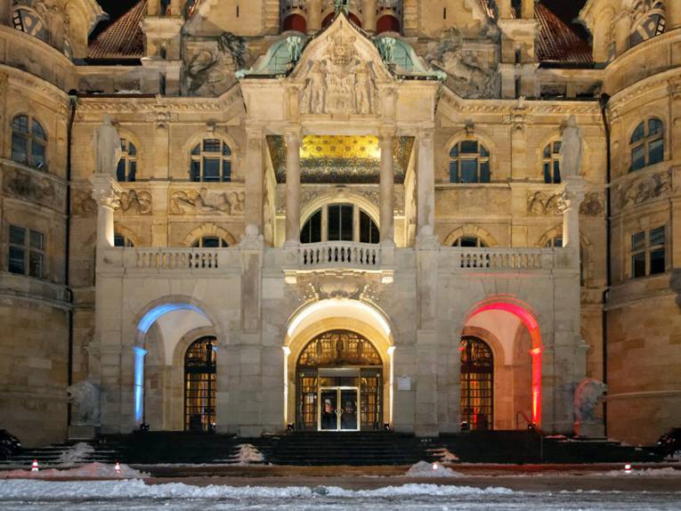 Der Eingangsbereich des Neuen Rathauses war zum Jour de France durch eine Lichtinstallation in die Farben der Tricolore getaucht