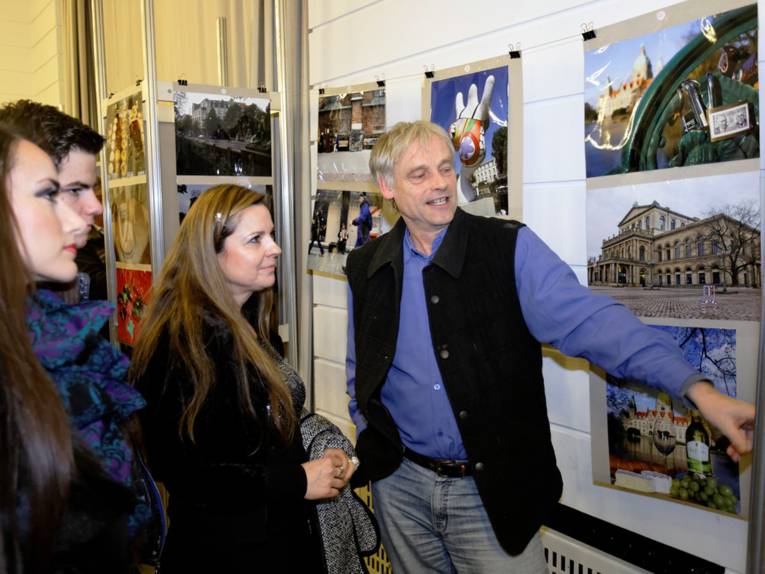 Uwe Stelter führt einige Gäste durch die Fotoausstellung