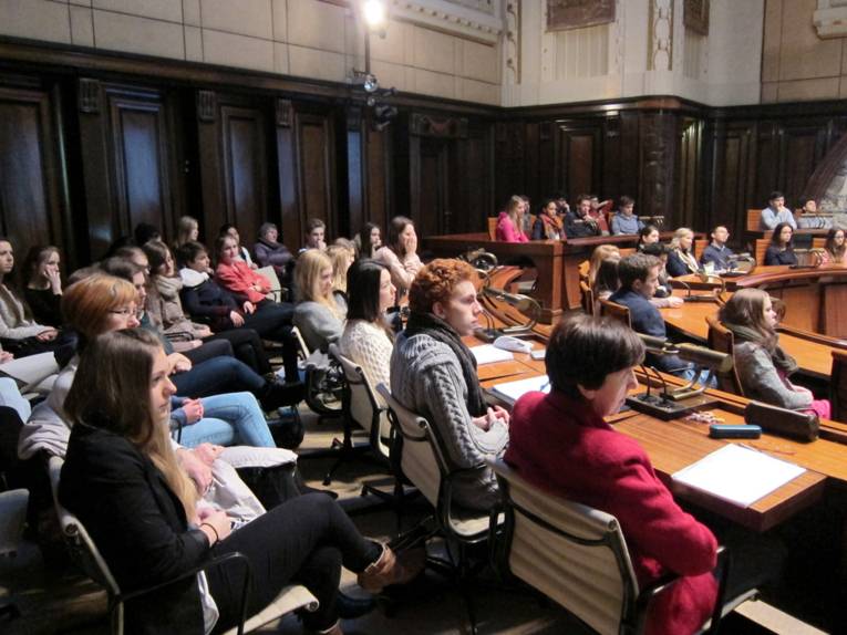 Schülerinnen und Schüler verschiedener hannoverscher Schulen im Hodlersaal des Neuen Rathauses anlässlich des Workshops "Chance Élysée"