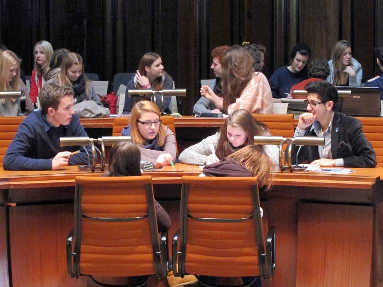 Sechs Jugendliche im Rahmen des Workshops "Chance Élysée" im Neuen Rathaus