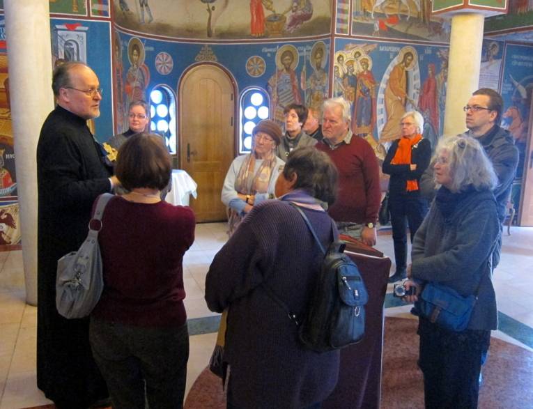 Erzpriester Milan Pejić erklärt den Gästen die Rituale des serbisch-orthodoxen Gottesdienstes