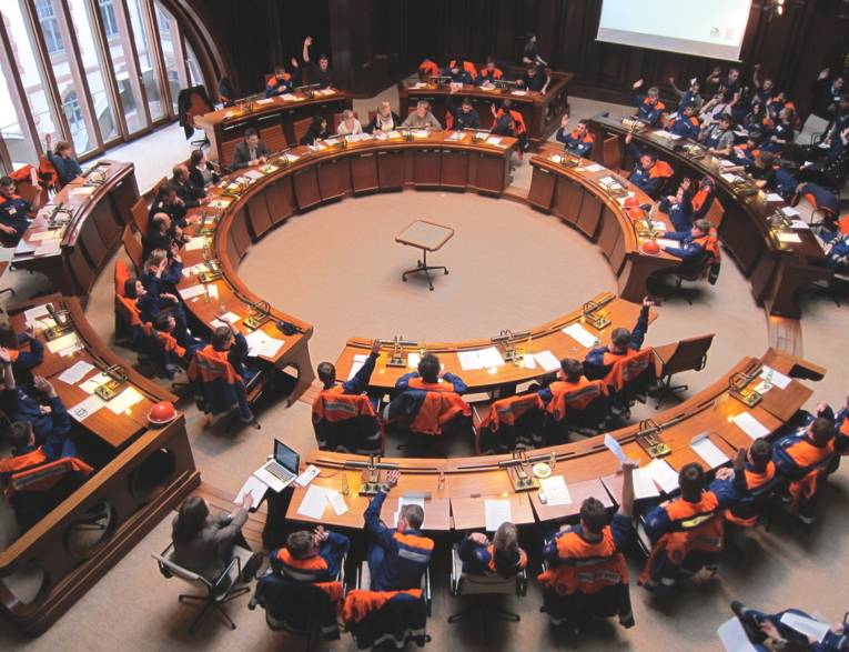 Foto des Plenums der Jugendfeuerwehr im Hodlersaal bei der Abstimmung