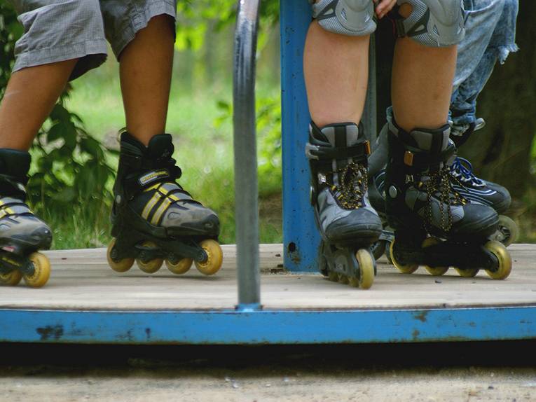 Zwei Inlineskater auf einem Karussell