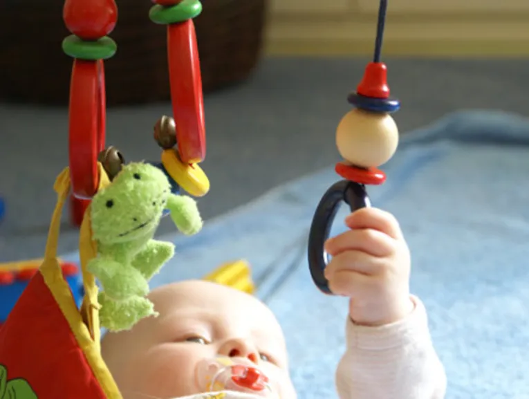 Baby untersucht Spielzeug