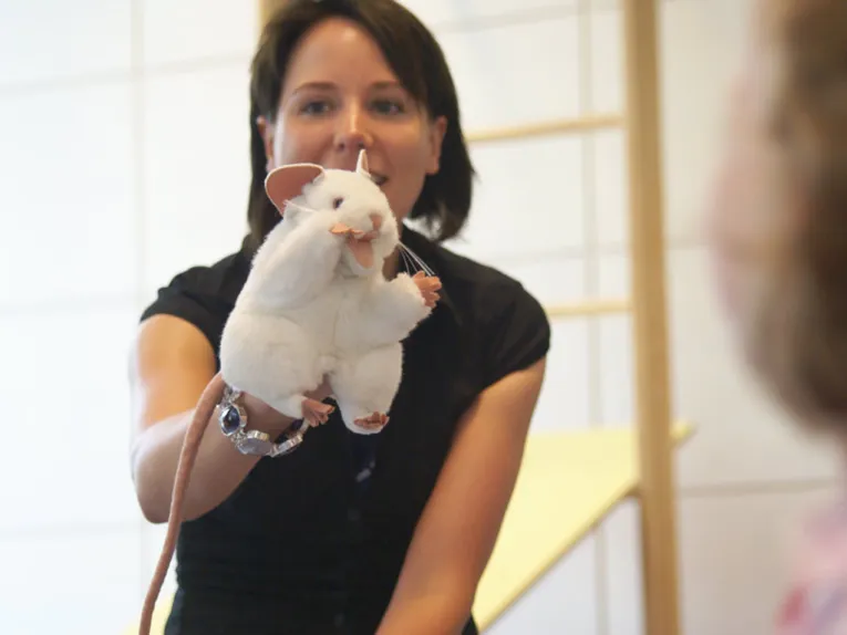 Erzieherin mit Handpuppe