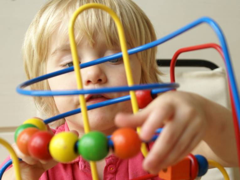 Ein Kind spielt in der Kita Ricklinger Straße