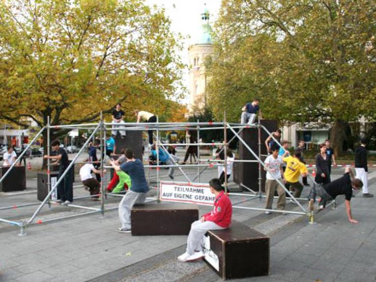 Jugendliche am Klettergerüst 