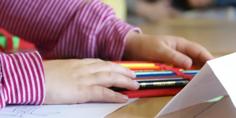 Kinderhände sortieren Stifte