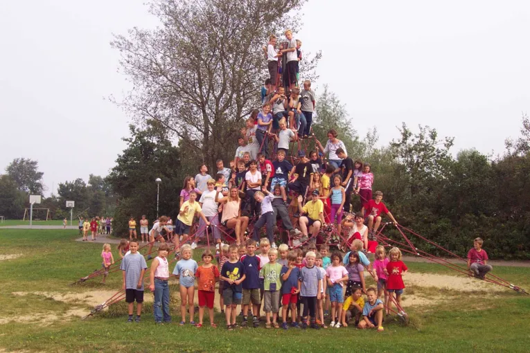 Gruppenfoto mit kindern auf einer Spielpyramide