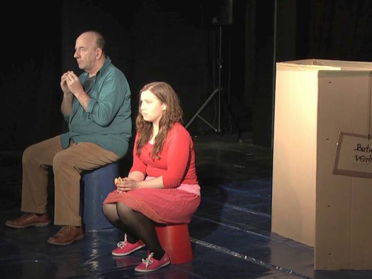 Schauspieler und Schauspielerin auf einer Theaterbühne